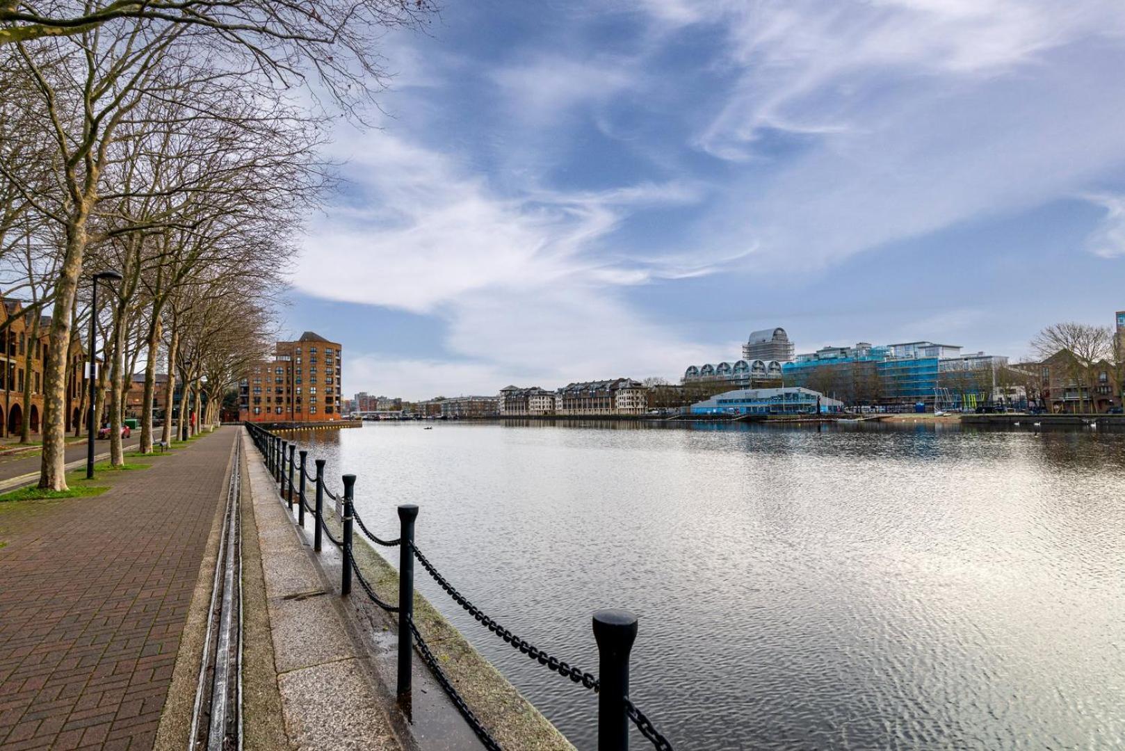 Guestready - 4br In Surrey Quays Canada Water Londra